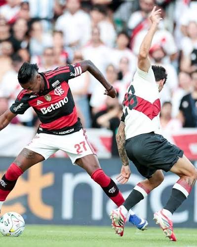 TUDO IGUAL! Flamengo e River Plate empataram em 2 a 2, em um amistoso de  intertemporada. Samuel Lino e Bruno Henrique marcaram pro Rubro-Negro e  Driussi fez os gols da equipe argentina.