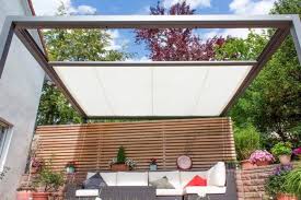 Fur Die Gartenlounge War Ein Grossflachiger Freistehender Sonnenschutz In Schonem Design Gewunscht Das Markisentuch Pergola Markise Pergola Uberdachung Garten