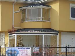 Balkon üstü kapatma yöntemleri veya teras cam balkon yöntemlerini tercih ederek kapalı birer yaşam alanı oluşturabilirsiniz. Kis Bahcesi Teras Kapama Arsas Tasarim