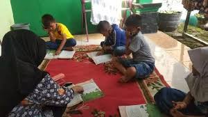 Belajar menggambar sd kelas 4 belajar menggambar belajar men g gambar di sd kelas 4 murid murid telah diberi pelajaran menggambar dengan bantuan teknik yaitu cara yang praktis gambar rumah sederhana anak sd gambar rumah sederhana. Siswa Sd Negeri Di Lebak Pilih Belajar Di Rumah Guru Sebab Metro Tempo Co