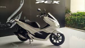 Brosur kredit honda pcx 2018.bagi anda yang memiliki rencana untuk mengambil sepeda motor honda secara kredit silahkan lakukan simulasi kredit motor honda impian anda dengan kalkulator kredit di bawah untuk dapat mengetahui besarnya angka cicilan. Niat Kredit Pcx Terbaru Nih Skema Cicilannya