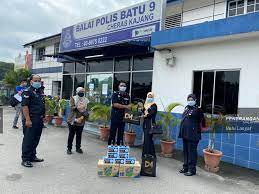 Polis menahan enam lelaki yang disyaki bergaduh di depan balai polis batu 10 di padawan, ahad lalu. Pejabat Penerangan Daerah Hulu Langat Dengan Kerjasama Pertubuhan Kebajikan D Manis Malaysia Telah Menyampaikan Sumbangan Pelitup Muka Atau Mask Hand Sanitizer Air Minuman Dan Coffee Corner Sets Kepada Petugas Barisan Hadapan Di Sekitar