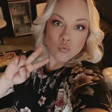 Sara Monroe's Instagram, Twitter & Facebook