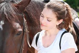 Une Belle Cavalière Brune Pose Avec Un Cheval, Après Une Promenade à Cheval  Dans Un Ranch à La Campagne Image stock