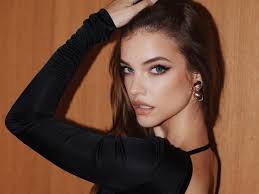 Barbara Pavlin: Το αξεσουάρ μαλλιών της στο show του Mugler είναι το μόνο  που θα χρειαστείς