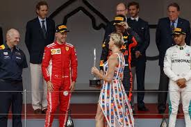 Aunque charlene de mónaco siempre ha lucido el pelo corto, últimamente lo hace de la forma más radical pero a la vez favorecedora para su rostro ovalado triangular y con labios rojos ultrafemeninos. La Princesse Charlene De Monaco Va Donner Le Top Depart Des 24 Heures Du Mans