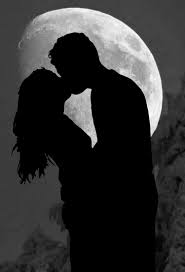 Chiara Anna In Quel Bacio Di Luna C E Tutta La Tua Passione Avvolge Me Dentro Ad Un Sogno Che Mai Si Avve In 2020 Black Love Art Silhouette Drawing Shadow Images