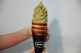 Kebiasaannya aiskrim digabungkan dengan kon waffle, yang ni dengan pastri donat. Ken Hunts Food Rollney Kurtos Kalacs Leith Street Georgetown Penang