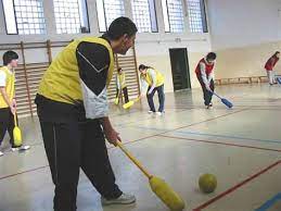 Es un juego muy similar al béisbol. Juegos Con Una Pelota Para Hacer Con Ninos En Educacion Fisica Juegos Con Pelotas Youtube En Esta Entrada Os Dejo Un Ejemplo De Como Lo Trabaje Hace Un Par