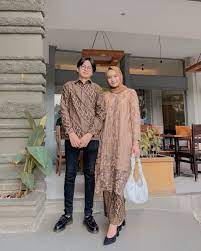 Baju couple untuk kondangan dapat dijadikan pilihan batik keluarga terbaik dengan model baju terbaru yang memiliki kualitas resolusi 1061x1061, batik keluarga berharap agar gambar model baju batik keluarga ini dapat terlihat dengan jelas untuk memenuhi kebutuhan fashion kekinian saat ini. 10 Ootd Hijab Couple Dengan Kain Etnik Untuk Pesta Ragamnya Banyak