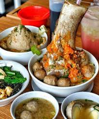 Disini anda harus meminum sunsun dengan menempelkan jemari anda di tulang dan meminumnya. Bakso Tulang Sumsum Makanan Makanan Minuman Bakso