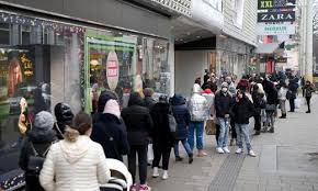 Die regierung in wien verschärft angesichts einer drohenden überlastung des gesundheitswesens in der hauptstadt und in. Shopping Nach Dem Lockdown Kundenschlangen Vor Den Modeketten Kleinezeitung At