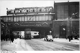 1956 Berlin Leuchtschrift Am S Bahnhof Friedrichstrasse Berlin Neues Deutschland Meldet Seit Geraumer Zeit Konnen Friedrichstrasse Berlin Geschichte Berlin