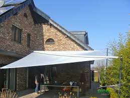 Sonnensegel In Elektrisch Aufrollbar Uber Einer Terrasse Als Grossflachiger Regen Und Sonnenschutz Shade Sail Installation Shade Sail Coolaroo Shade Sail