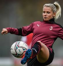 I rossoneri, attraverso i propri profili social, hanno voluto celebrare la calciatrice. Report Milan Roma 1 0 Serie A Femminile 2020 2021 Ac Milan