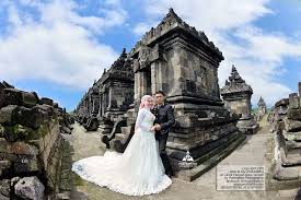 Sebagai kota budaya, semarang juga memiliki daya tarik tersendiri bagi para wisatawan yang berkunjung di sana. 17 Foto Prewedding Unik Outdoor Polisi Hijab Di Candi Plaosan Prawedding Bela Eky Fotografer Foto Perkawinan Foto Pengantin