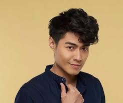 Gaya rambut pompadour untuk pria yang ingin tampil keren dan manly. 7 Rekomendasi Model Rambut Panjang Pria Paling Keren 2021
