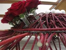 bloemschikken voor kerst rozen in cornus cirkel rozen kerst kerst ideeen