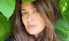 Salma hayek rocks a bold yellow ensemble in birthday photos: Salma Hayek 53 Showcases Her Age Defying Beauty In No Filter Makeup Free Selfie Daily Mail Online