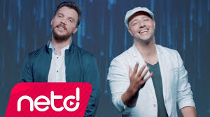 Müzik adamı saim akçıl'ın oğlu ve piyanist i̇dil akçıl'ın kardeşidir. Gulmek Sadaka By Sinan Akcil Maher Zain From Turkey Popnable