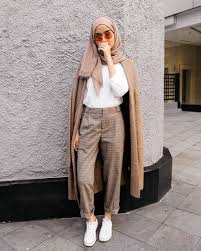 Namun, pakailah outfit ini ketika berlibur di tempat yang suhunya dingin, ya. Mau Travelling Kamu Yang Berhijab Coba 12 Gaya Berpakaian Ini Bikin Ootd Mu Makin Kece Indonesia Traveller Guide