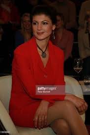 „sahra wagenknecht vertritt, wie hier nachweislich gemacht, ein eigenes, dem programm der linken in vielen punkten widersprechendes programm, kritisieren die initiatorinnen und initiatoren des. 20 Sahra Ideen Sahra Wagenknecht Bundespressekonferenz Hubsche Leute