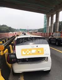 Kemalangan melibatkan sepasang suami isteri di lorang motosikal lebuhraya persekutuan menghala ke arah ibu negara mendapat perhatian netizen. Suami Isteri Sanggup Gadai Nyawa Bantu Sahabat Parah Kemalangan Disangka Pencuri Cepat Nanti Tak Pasal Pasal Kena Langgar Lori Laju Viral Mstar