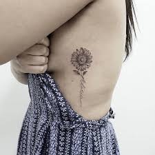 Portanto, o girassol é uma forma valiosa e inestimável de arte corporal, quando bem feita, pode resultar numa excelente tattoo. Tatuagem De Girassol 144 Fotos De Ideias E Modelos