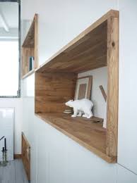 Un Mur De Rangement Blanc Et Bois Bois Concept Stockage De Mur Etageres Encastrees