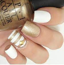 Diseños de uñas modernas uñas con purpurina uñas blancas. Unas Decorados Con Blanco Y Dorado Manicura De Unas Unas Doradas Unas Blancas