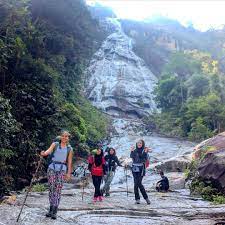 Ia dikatakan sebagai air terjun ini ialah yang tertinggi di asia tenggara. Rugi Kalau Tak Pernah Sampai Air Terjun Sekitar Malaysia Ini Kena Jejak Sekali Seumur Hidup Libur