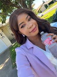 Please try to find ways to stay cool everyone! I forgot my Hydro flask at  home 😅 which is why I always carry a backup water bottle in my bag. Go out