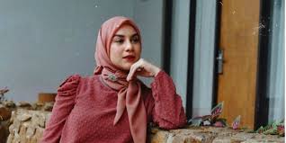 Maybe you would like to learn more about one of these? Gaya Hijab Merah Irish Bella Dengan Tas Puluhan Juta Hijab Dream Co Id