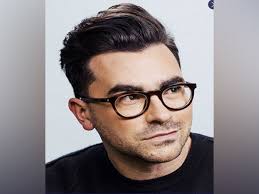 Dan levy's family and schitt's creek cast cheer his snl hosting debut. Daniel Levy Hits Emmys Hattrick Wins Award For Supporting Actor In Comedy Series For Schitt S Creek