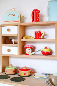 Mit einer spielküche aus holz haben kinder viel spaß beim spiel und gleichzeitig lernen sie unglaublich viel. Kinderkuche Zubehor Aus Holz Die Geschenkidee Werbung Der Blog Fur Regenbogenfamilien
