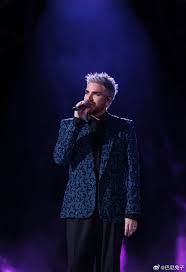 Adam Lambert gây sốt với hit cũ 'Whataya Want from Me' tại show Trung Quốc
