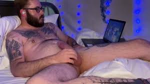 batendo punheta vendo pornô e comendo meu gozo