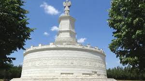 De la casa de bilete până la monument se merge vreo 100 de metri pe o alee strajuită de copaci. Tropaeum Traiani Adamclisi Youtube