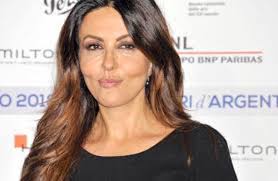 L'amore strappato è la nuova fiction mediaset diretta da ricky tognazzi e simona izzo occuperà la prima serata di canale 5 con tre appuntamenti speciali. L Amore Strappato La Mini Serie Con Sabrina Ferilli Anticipazioni Tv