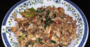 Jika bumbu tumisan sudah menyusut dan meresap, masukkan daun kemangi. Ikan Tongkol Suwir Pedas Resep Dan Cara Membuat Bankjim