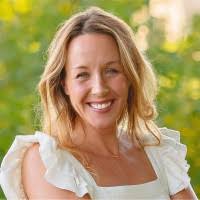 Leslie Everson's Instagram, Twitter & Facebook