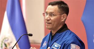 El astronauta Frank Rubio destaca sus raíces salvadoreñas durante visita al  país