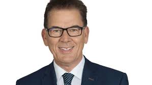 Gerd müller dabei, wie er in zahlreichen bereichen der entwicklungszusammenarbeit überall auf der welt reise von minister müller nach uganda. Entwicklungshilfe Minister Gerd Muller Tourismus Kann Armut Bekampfen