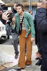Harry styles sure loves his boots and prefers them to victoria's secret angels. 25 Most Stylish Harry Styles Outfits Harry Styles Best Looks
