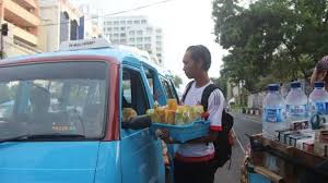 Pedagang asongan adalah pedagang yg menjual dagangan nya dengan cara di tawarkan langsung pada konsumen. Kisah Pedagang Asongan Di Manado Sudah Punya Langganan Sendiri Halaman All Tribun Manado