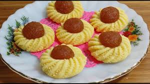 Masukkan baki 1/4 tepung gandum kedalam adunan. Pineapple Tarts Kuih Tart Nenas Youtube