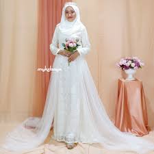 Sebaiknya baju pengantin muslimah haruslah menggunakan bahan yang tebal sehingga dapat menutupi aurat dengan sempurna tanpa menampakkan secara umum, model baju pengantin muslimah modern yang kerap digunakan dalam acara pernikahan secara resmi di dalam gedung. Dress Pengantin Muslimah Simple Off 76 Www Daralnahda Com
