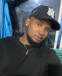 ▫ PETER CROUCH: "Conocí a Ronaldo una vez. Estaba de vacaciones en Ibiza y  lo vi en la playa. Estaba rodeado de botellas de cerveza y tenía un  cenicero balanceado sobre su