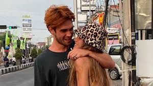 Berry, 27, made the announce by posting more maternity shots on her instagram. Kj Apa And Girlfriend Clara Berry Share A Cute Insight Into Their Romance Newswirenow