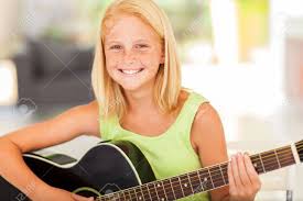 Ich gebe ausschließlich gitarrenunterricht, bin also kein musiker der „nebenher unterricht gibt. Glucklich Jugendlich Madchen Uben Gitarre Zu Hause Lizenzfreie Fotos Bilder Und Stock Fotografie Image 20022464